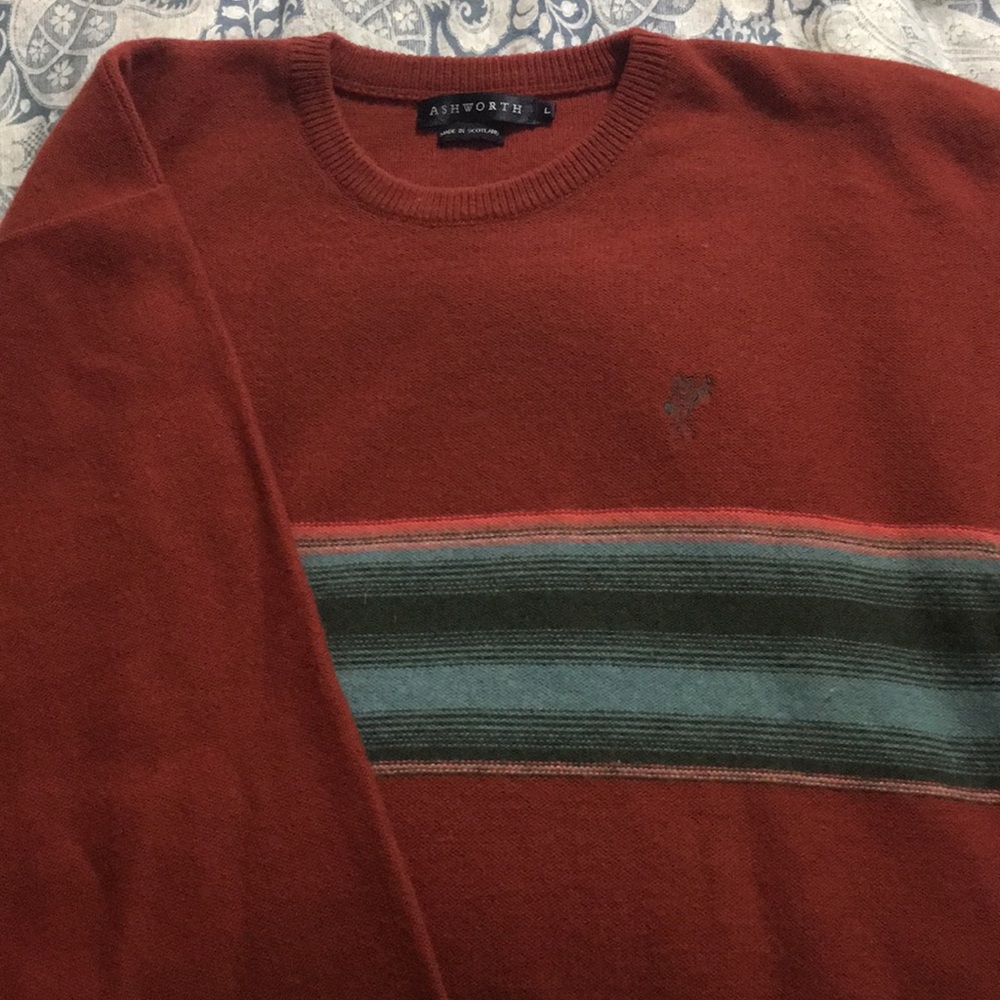 Men’s crew neck sweater.
